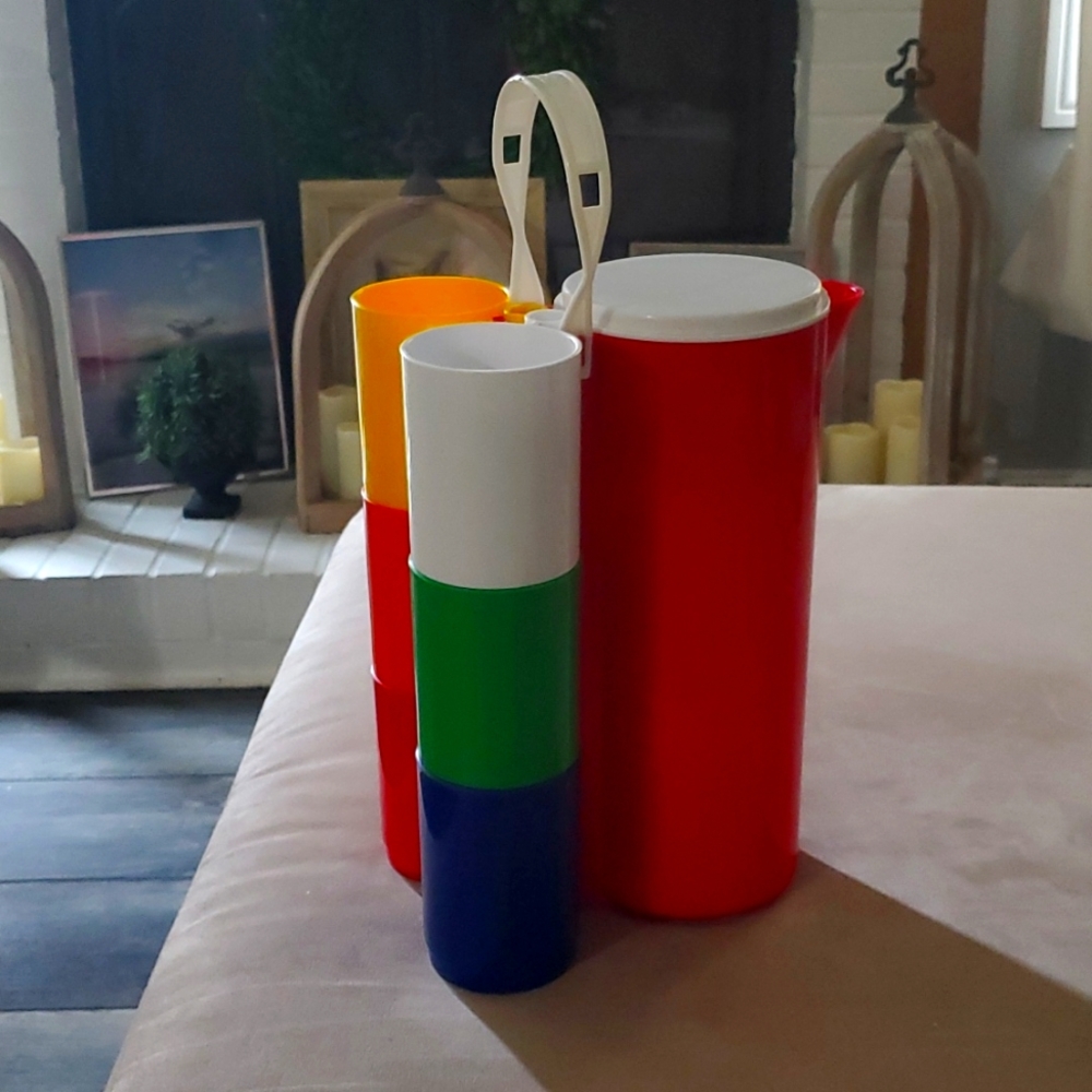Vintage Ingrid Chicago plastic travel pitcher with 6 cups